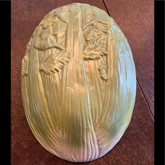 Distinctive Oval Shaped Bowl that has Raised Celery Stalk Design - Picture 4 of 8